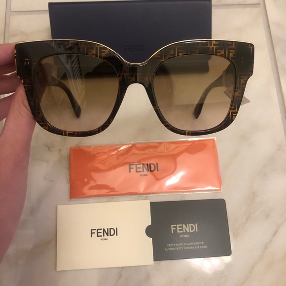🔥NEW SHOW STOPPER FENDI SUNGLASSES 🔥 - Picture 5 of 16